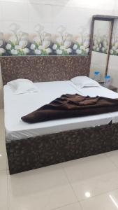 アジメールにあるHotel Raj Darbar Dargaha Bazar Ajmerのベッド(上に茶色の毛布付)
