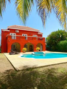 Swimmingpoolen hos eller tæt på Casa Rojas Villa