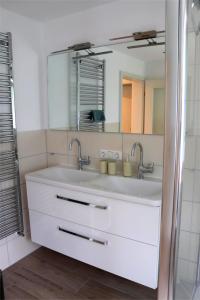 a bathroom with a white sink and a mirror at Schöne Ferienwohnung vor den Toren Pullman Citys drei in Aicha vorm Wald