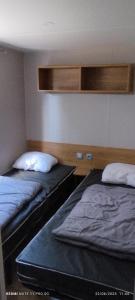 Postel nebo postele na pokoji v ubytování mobil home 235