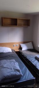 Postel nebo postele na pokoji v ubytování mobil home 235
