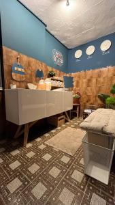 Un vestidor con lavabo y encimera. en Avaluna 6 osobe max - shower outside tus spolja, en Vrčin 55 fotos más