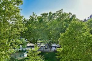 una vista aérea de un parque con árboles en Spacieux Centre-ville Balcon, en Saint-Étienne