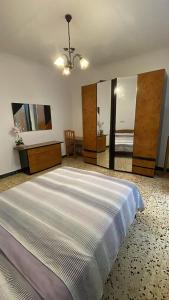 a bedroom with a large bed in a room at La perle de Benicarló 1 in Benicarló +10 photos