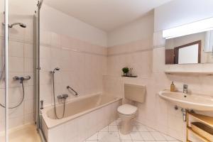 Un baño con bañera, inodoro y lavabo. en Maisonette Duplex-Fewo Mathilde, en Bad Kreuznach 8 fotos más