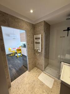 een badkamer met een glazen douche en een eettafel bij Sunny Jantar in Jantar +27 foto's