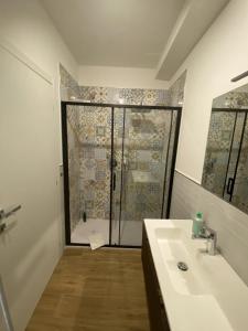 a bathroom with a shower and a white sink at Grande Appartamento familiare - 3 camere 3 bagni - P1 in Cantù +15 photos