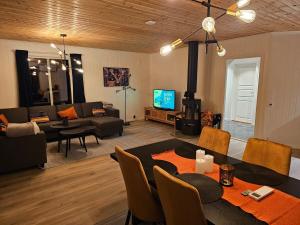 Телевизор и/или развлекательный центр в Flott hytte i Elgtrakket 9, 3864 Rauland Skisenter - Holtardalen