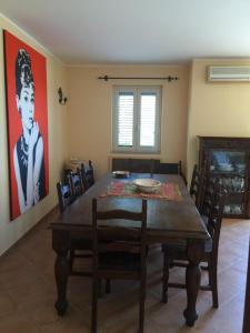 - une salle à manger avec une table et des chaises en bois dans l'établissement Apartment Grotte Furci Siculo, à Furci Siculo