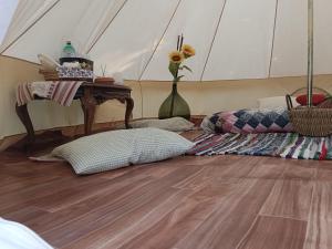 a room with a table and a pillow on the floor at Tenda romantica nel Noccioleto in Castellero