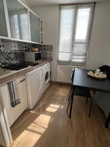 Kuchyň nebo kuchyňský kout v ubytování Appartement T1B place saint Anne + 2 fotografie