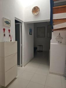 eine Küche mit weißen Schränken und einem Tisch im Zimmer in der Unterkunft Sama Fisherman House in La Playa de Arguineguín