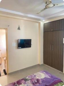 En eller flere senge i et værelse på 2BHK spacious stay