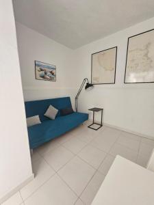 ein Wohnzimmer mit einer blauen Couch und einer Lampe in der Unterkunft Sama Fisherman House in La Playa de Arguineguín