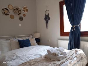 ein Schlafzimmer mit einem Bett, auf dem Handtücher liegen in der Unterkunft CasaPortitsa in Spílaion