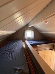 Ένα ή περισσότερα κρεβάτια σε δωμάτιο στο Charming cabin in Henningsvær