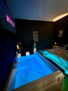Fotografie z fotogalerie ubytování Esclusive Spa Suite v destinaci Comacchio