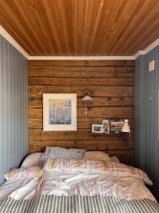 Ένα ή περισσότερα κρεβάτια σε δωμάτιο στο Charming cabin in Henningsvær
