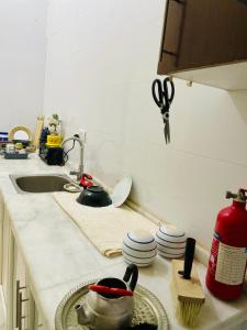 una encimera de cocina con tetera y platos. en Furnished Room at Ghayathi, en Ghayathi