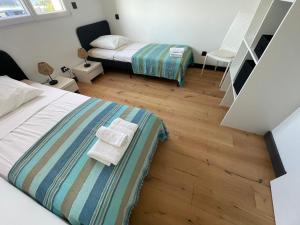 a bedroom with two beds and a staircase with towels at Villa-de Luxe-Salle de bain-Vue sur la campagne à 5 minutes de la mer Qui est composé de 5 chambres in Venzolasca