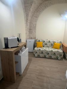 a living room with a couch and a tv at Fleur d'olive in Ruvo di Puglia