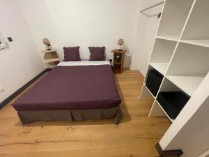 a bedroom with a bed and a book shelf at Villa-de Luxe-Salle de bain-Vue sur la campagne à 5 minutes de la mer Qui est composé de 5 chambres in Venzolasca