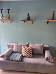 un sofá en una sala de estar con estanterías en la pared en Sea Nest, en Pafos 1 foto más