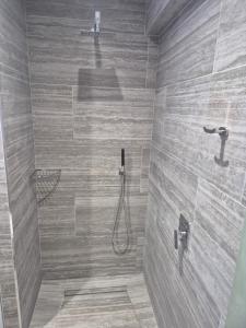 un baño con ducha con lavabo en Sea Nest, en Pafos