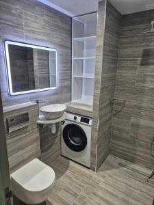 Un baño con lavadora y lavabo. en Sea Nest, en Pafos