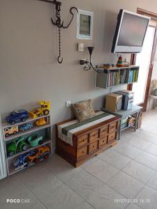 Ein Kinderspielzimmer mit Tisch und Spielzeug in der Unterkunft CasaPortitsa in Spílaion
