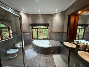 une salle de bain avec une baignoire, des toilettes et un lavabo dans l'établissement Natures View, à Pretoria 92 autres photos