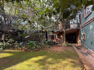une maison avec une cour avec un porche et un balcon dans l'établissement Natures View, à Pretoria