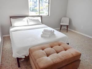 ein Schlafzimmer mit einem großen Bett und einem Stuhl in der Unterkunft Recreation Central ILM in Wilmington + 22 Fotos