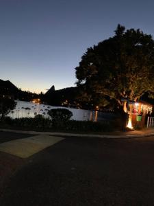 Blick auf einen See in der Nacht in der Unterkunft Chalé Luxuoso de Hospedes in Teresópolis