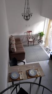 ein Wohnzimmer mit einem Tisch und einem Sofa in der Unterkunft Chalé Luxuoso de Hospedes in Teresópolis + 23 Fotos