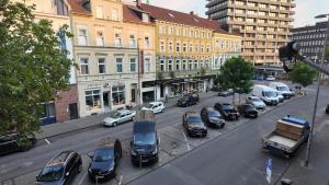 una strada cittadina con auto parcheggiate sulla strada di Stylisches City Apartment im Pott Modern und Gemütlich a Gelsenkirchen
