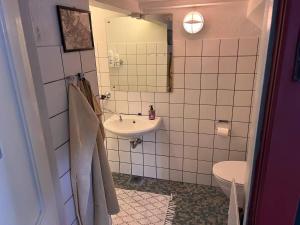 Et badeværelse på Villa Bakkely + 13 billeder