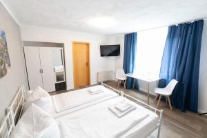 Postel nebo postele na pokoji v ubytování Hotel Dernbach