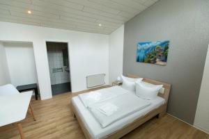 Postel nebo postele na pokoji v ubytování Hotel Dernbach