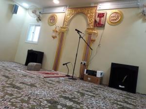 Al Majaridahにあるشقه مفروش بالمجاردةのマイクとステージのあるリビングルーム