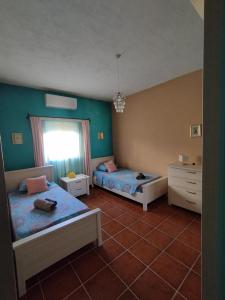 una camera da letto con due letti e una finestra di 3 Bedrooms Apartment a Marsaskala Altre 26 foto