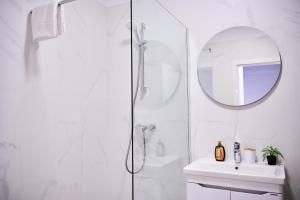 Ένα μπάνιο στο Sunset view Central Tudor apartment - by Open House +33 φωτογραφίες