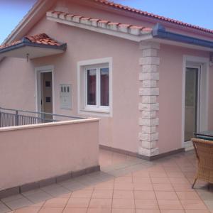 a small house with a balcony at Apartment Edita Plano Trogir with private pool in Plano