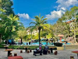 Bazén v ubytování Tiara desaru stay nebo v jeho okolí