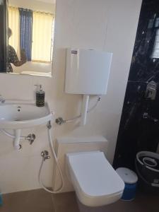 une salle de bain avec des toilettes blanches et un lavabo dans l'établissement Nvalai Villa with Swimming pool, à Panchgani 13 autres photos