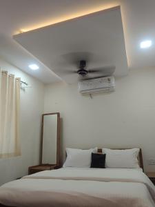 - une chambre avec un lit blanc et un plafond dans l'établissement Nvalai Villa with Swimming pool, à Panchgani