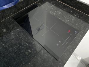 a metal box sitting on top of a counter at Flat completo 7 com ar condicionado e local calmo e tranquilo in Aparecida de Goiania