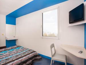 Ein Bett oder Betten in einem Zimmer der Unterkunft hotelF1 Montauban