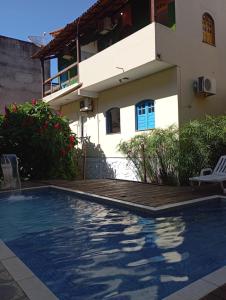 una casa con piscina di fronte a una casa di Pico das Praias Suites a Itacaré