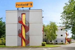 ein Gebäude mit einem Hotelschild darüber in der Unterkunft hotelF1 Montauban in Montauban